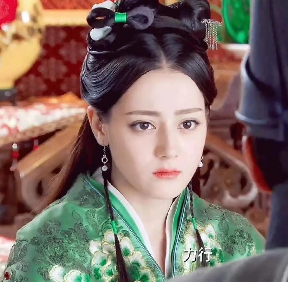 迪丽热巴还是以前有胶原蛋白的时候好看多了 ​​​