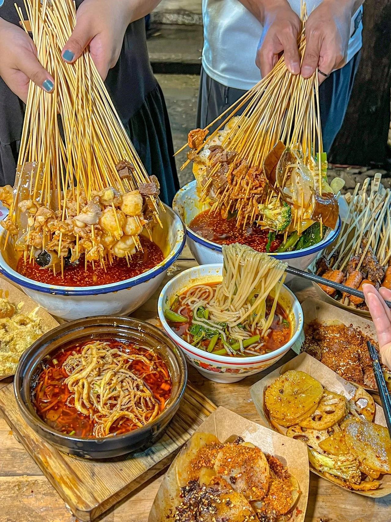 在成都，这家乐山钵钵鸡应该没有对手


只有本地人带路才找得到的地方，国庆来成都