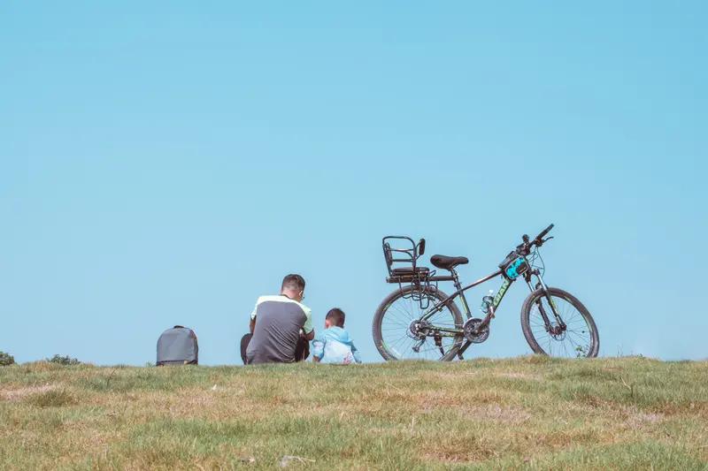 骑电动车还能带孩子吗？和孩子绑定的消费品来了！电动车带12周岁以下孩子完全合规！