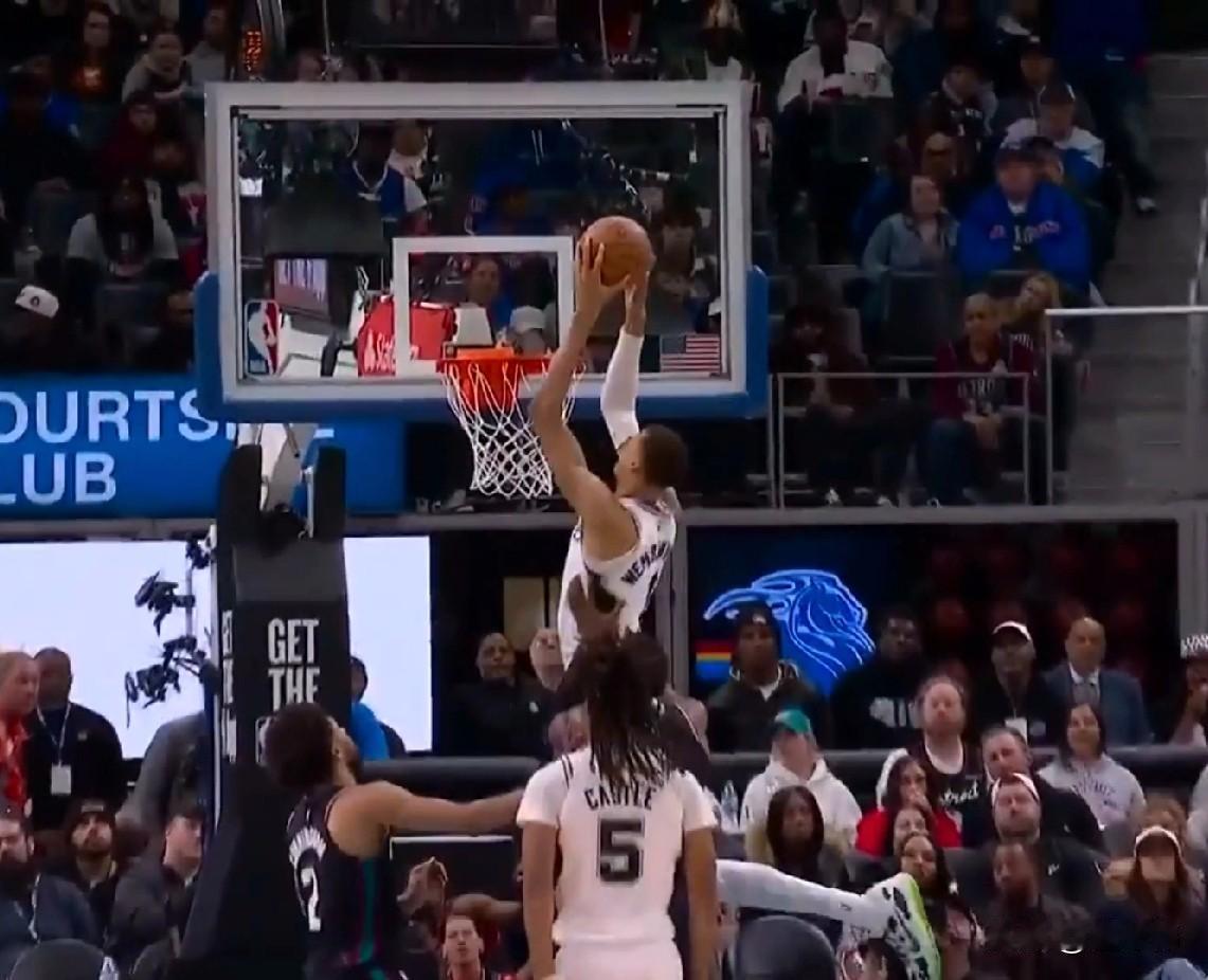 夸张！坎宁安谈文班亚马：

“文班亚马太夸张了。”

“当他在篮下了的时候。”