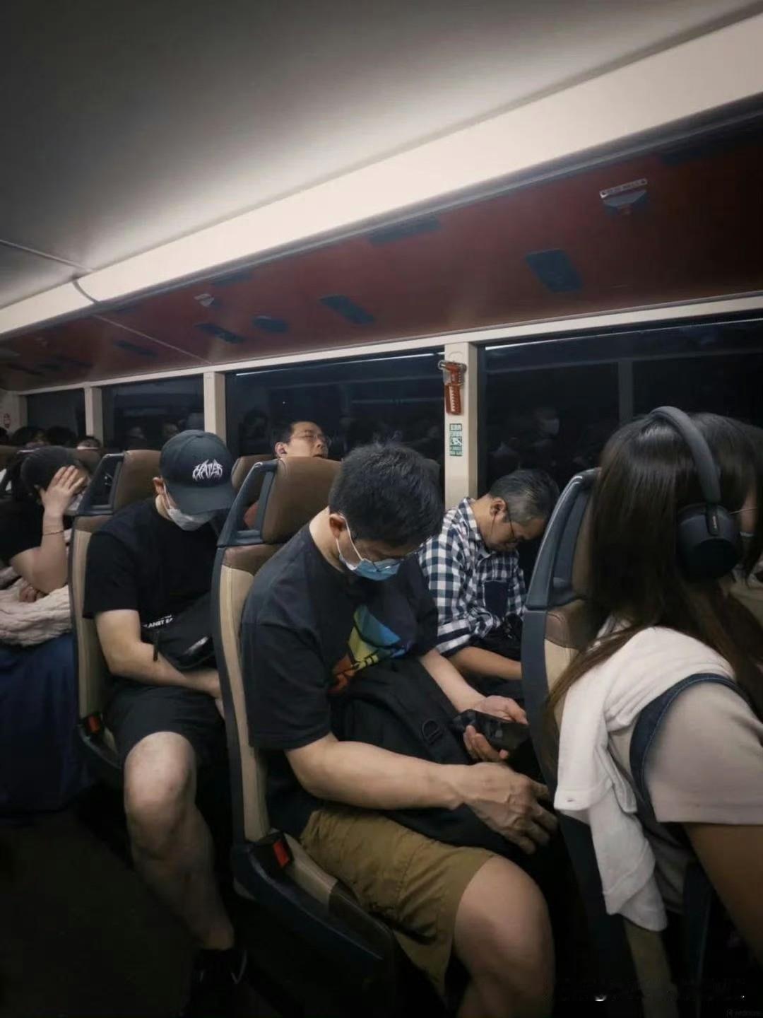 一位内地网民发帖，在香港公车内，看到美丽的风景！然而，车厢内却很安静，大家都戴上