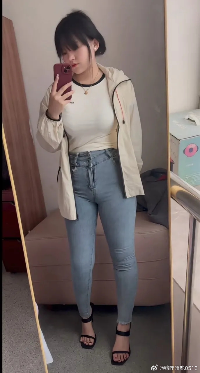 穿搭时尚穿搭今天穿什么ootd 衣服的区别还是很大，明显粉色短外套要好看多 