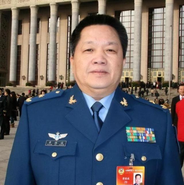 1981年，台湾飞行员黄植诚，驾驶最先进的飞机向大陆投诚，却被后座飞行员察觉，黄