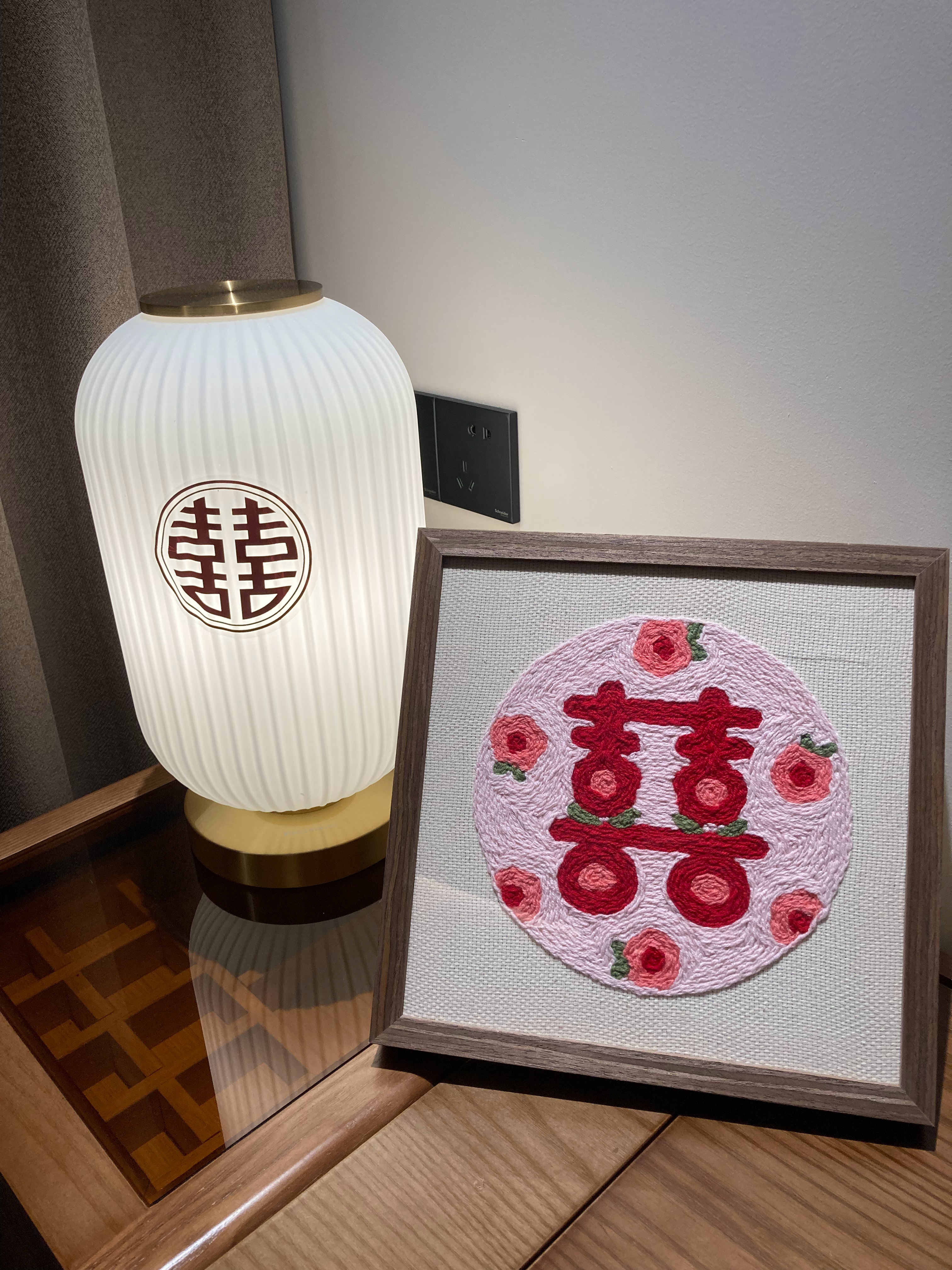 5个来帮忙的阿姨一个妹妹，我们一家四口，今晚的忙碌。p4等待后天鲜花造型。 ​​