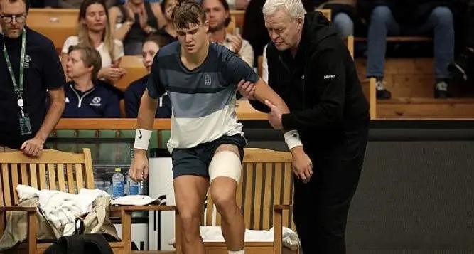 ATP斯德哥尔摩站半决赛，鲁内在6-4、2-2领先的情况下突发意外，移动中痛苦捂