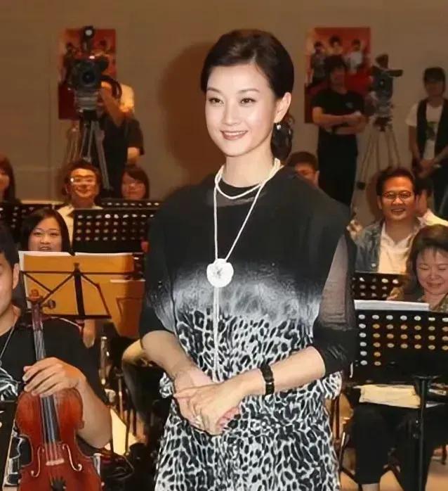 宋祖英的美，才是真正的国色天香，人见人爱的那一种。
穿宽松的黑色连衣裙，戴着珍珠