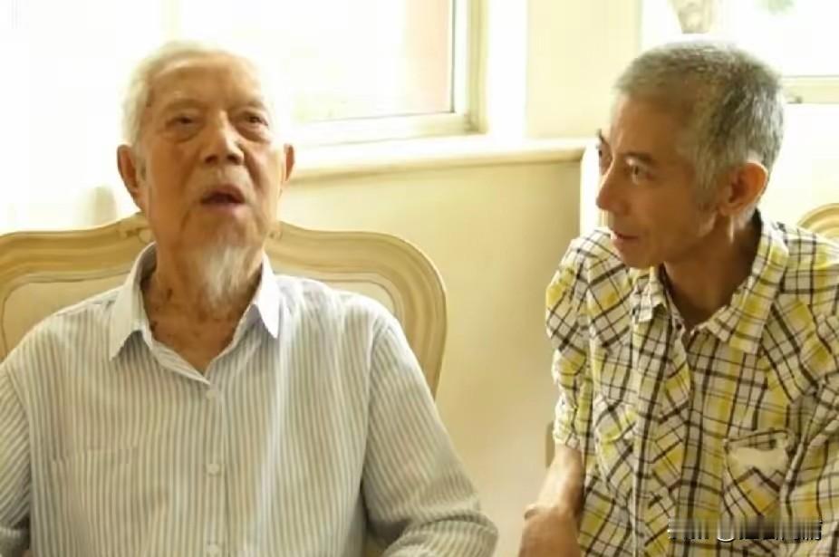 父亲活了一百岁，儿子五十九岁就去世了。
 
父亲邓力群，1915年生于湖南桂东，