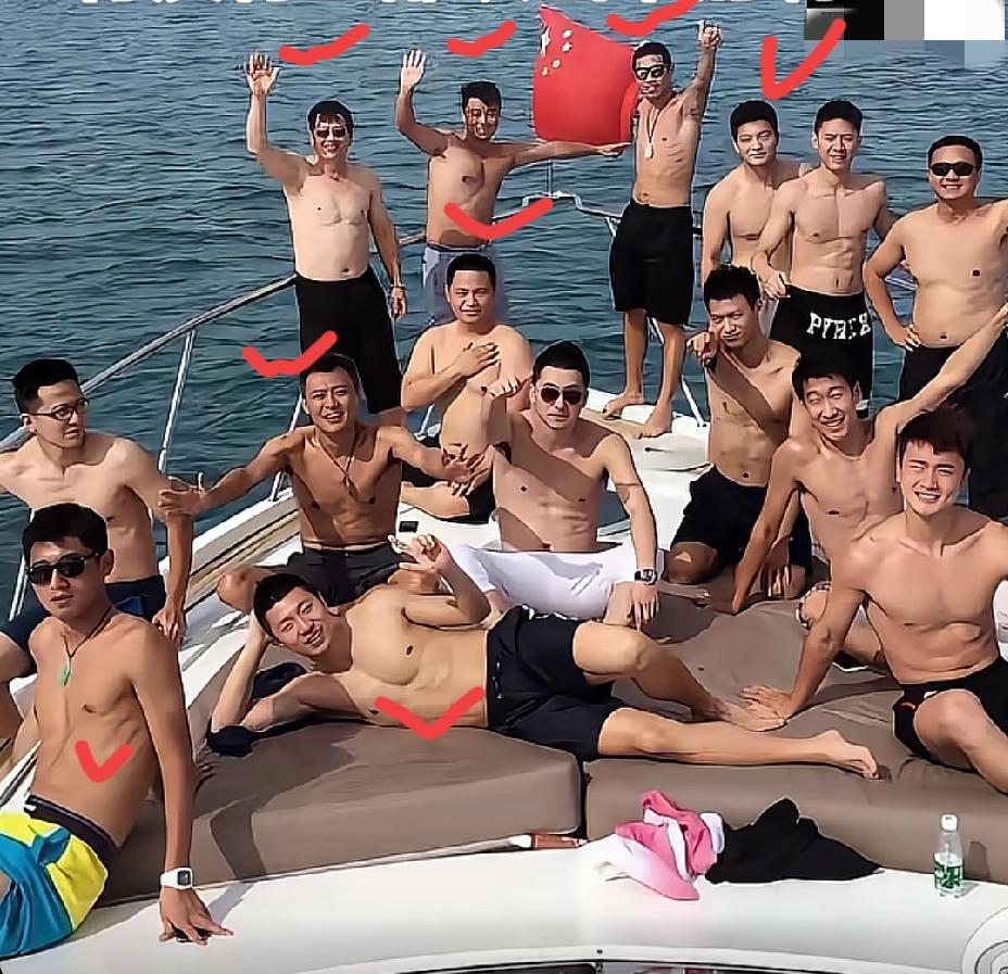 快来认人！要愁死人
这怎么能认出来呀！
先一眼看到东东
接着是旁边的昕爷
然后看