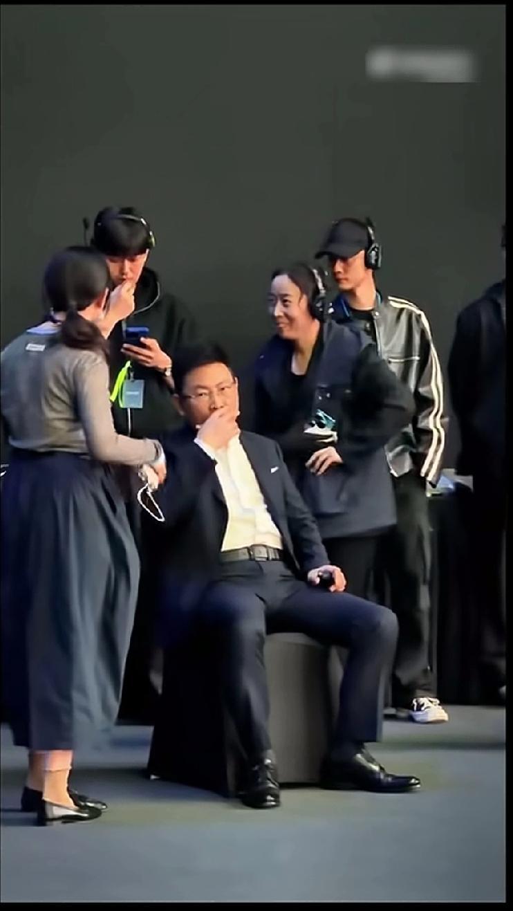 华为让中国人竖起了脊梁。是华为给了中国人的脊梁，让中国人站起来了