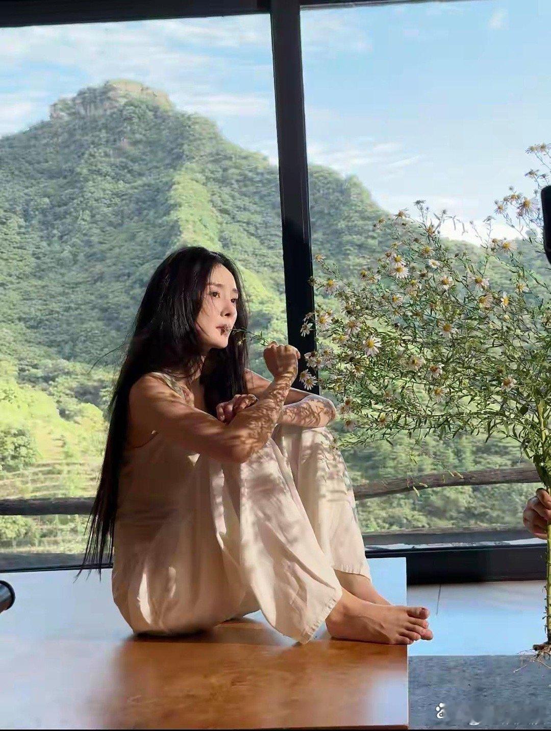 杨幂的脚线条精致又好看，自带吸睛属性，目光一落在上面就挪不开，这份美感太打动人。