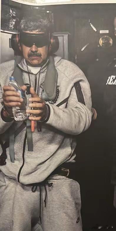 刚刚流出的照片吓人一跳。
委内瑞拉总统马杜罗，竟然戴着眼罩、穿着睡衣，被押在美军