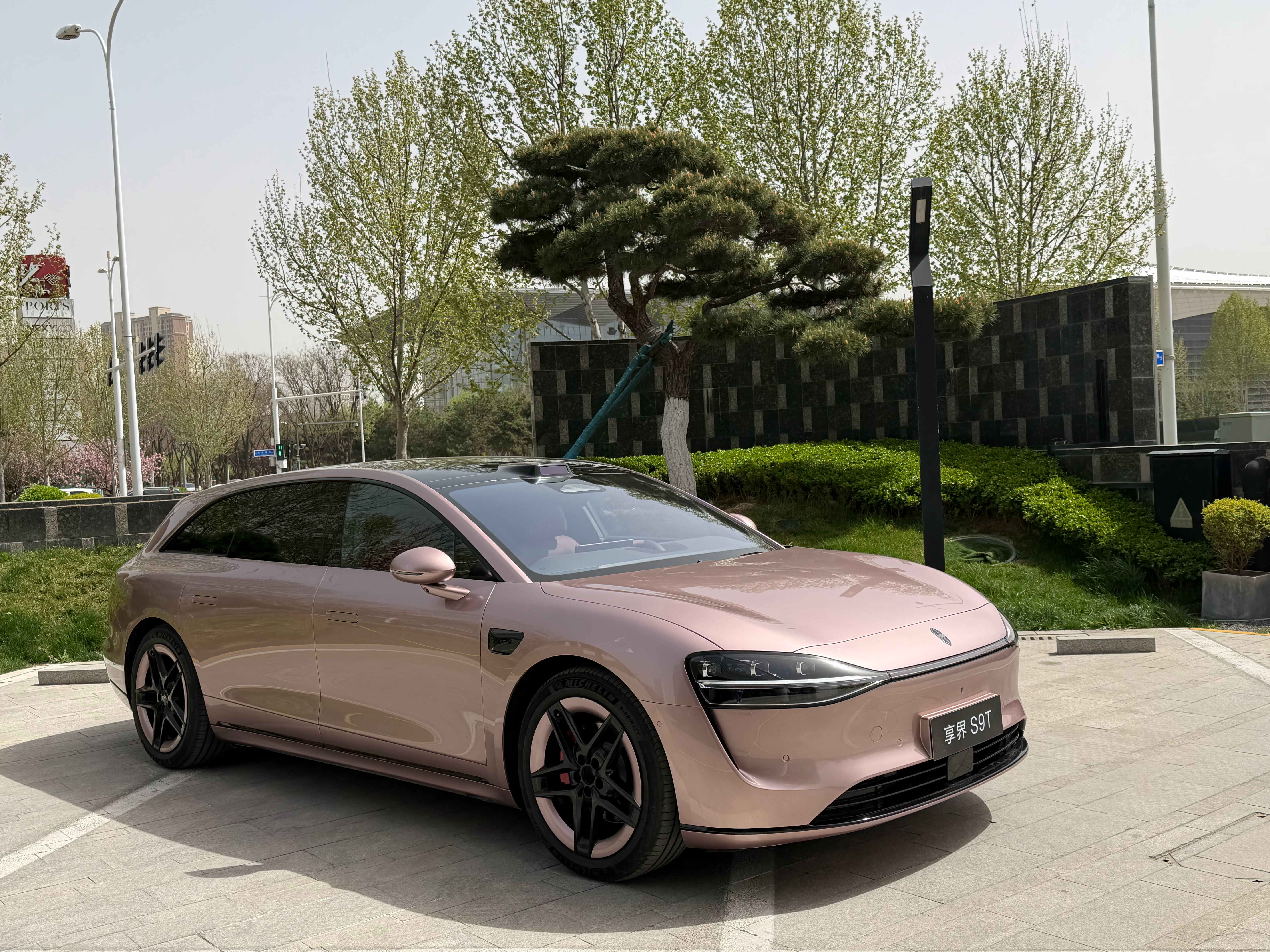 享界S9T星玫粉阳光下效果，是不是很高级，粉金色，很有辨识度……是之前没太见过的