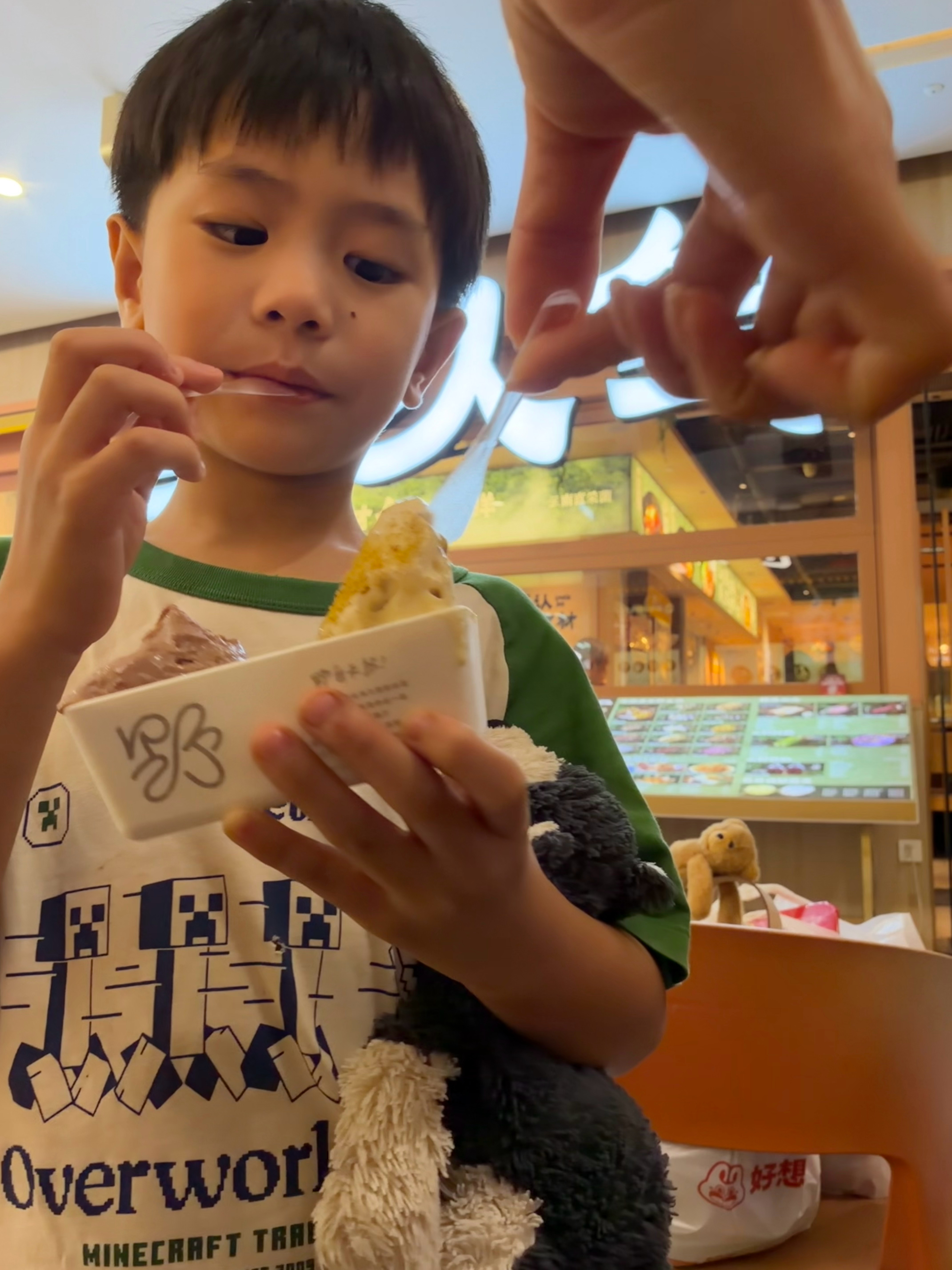 这个点出来吃饭，老婆要试试野人冰激淋。老婆的评价：好吃！有点儿贵！儿子的评价：好