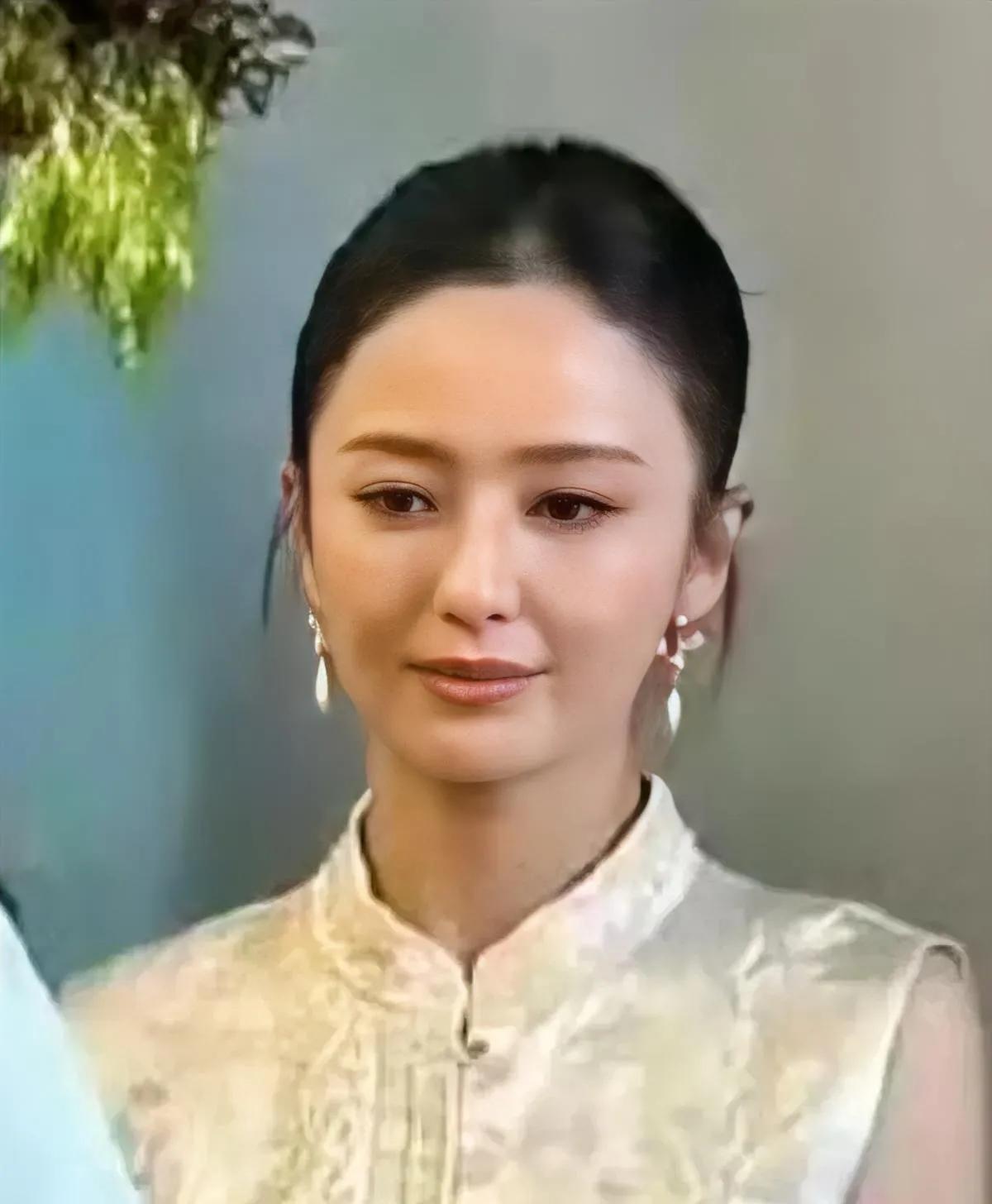 佟丽娅的表情告诉我们，
只要不停地问，不停的问，同一件事情，董璇就会同意！[捂脸