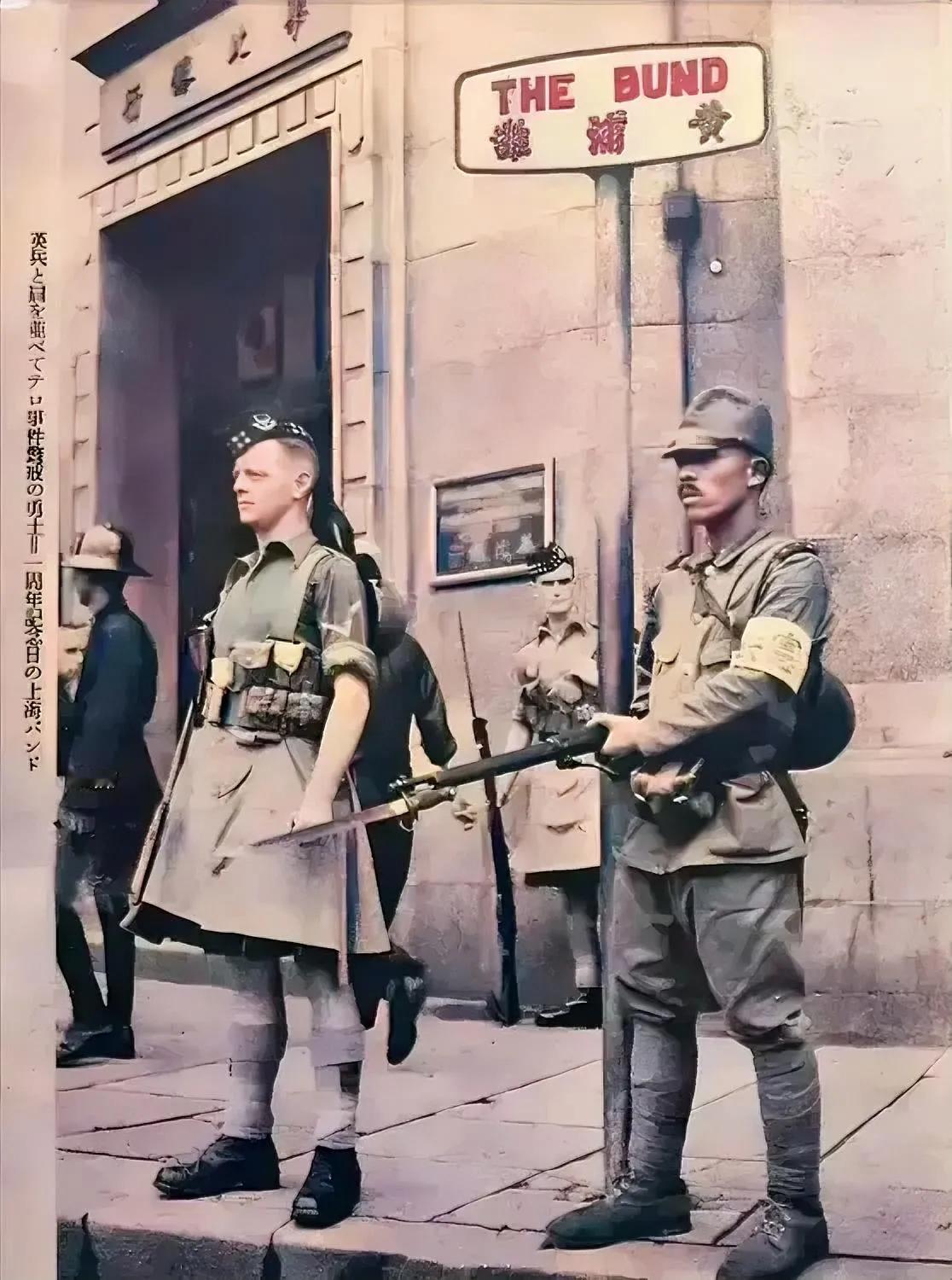 1939年，上海黄浦滩路，日本驻军和英租借地驻军的一张合影。

淞沪会战后，日本