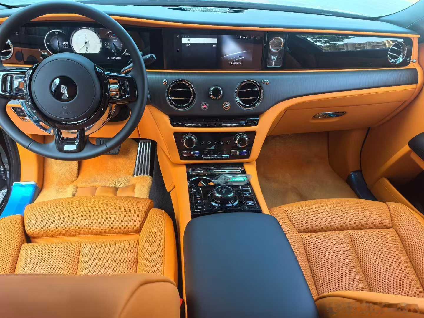 劳斯莱斯古思特标轴25年25款，黑外橙内，22寸抛光轮毂  双腰线，流星顶 ，双