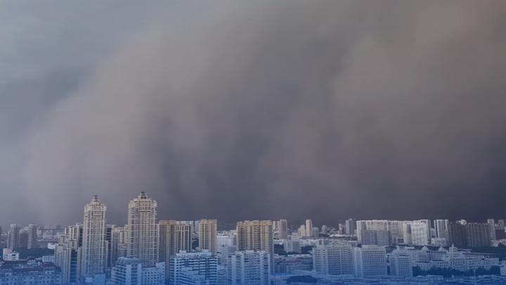 哈尔滨昨儿个17点半，2分钟内大白天直接黑成深夜！百米高黑沙墙横扫全城，路灯亮、