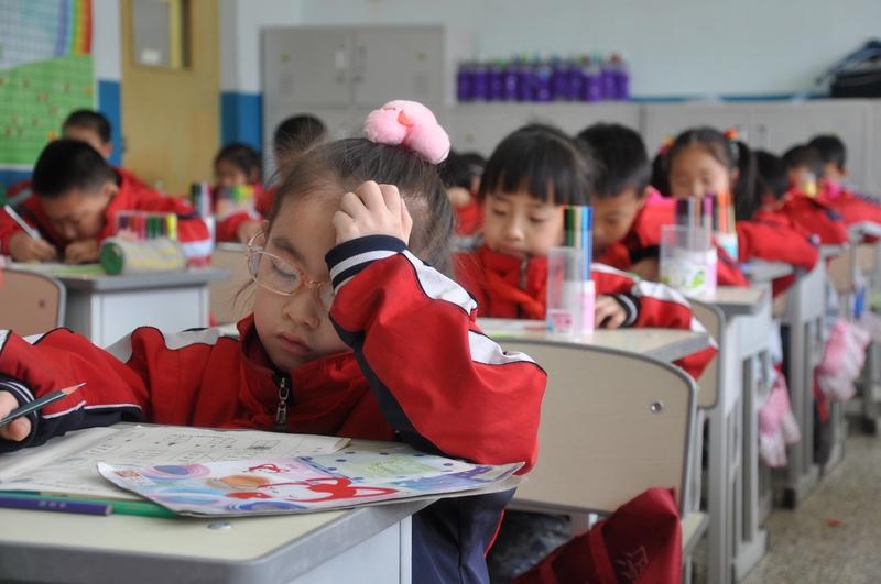 马上就要期中考试了，减负口号喊的震天响，可是，基层学校小学连一年级学生照样得参加