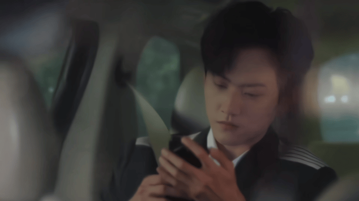 拿朋友手机看前任朋友圈 周柯宇这段精准踩中所有细节，看到前任和异性合照时，谢兴阳