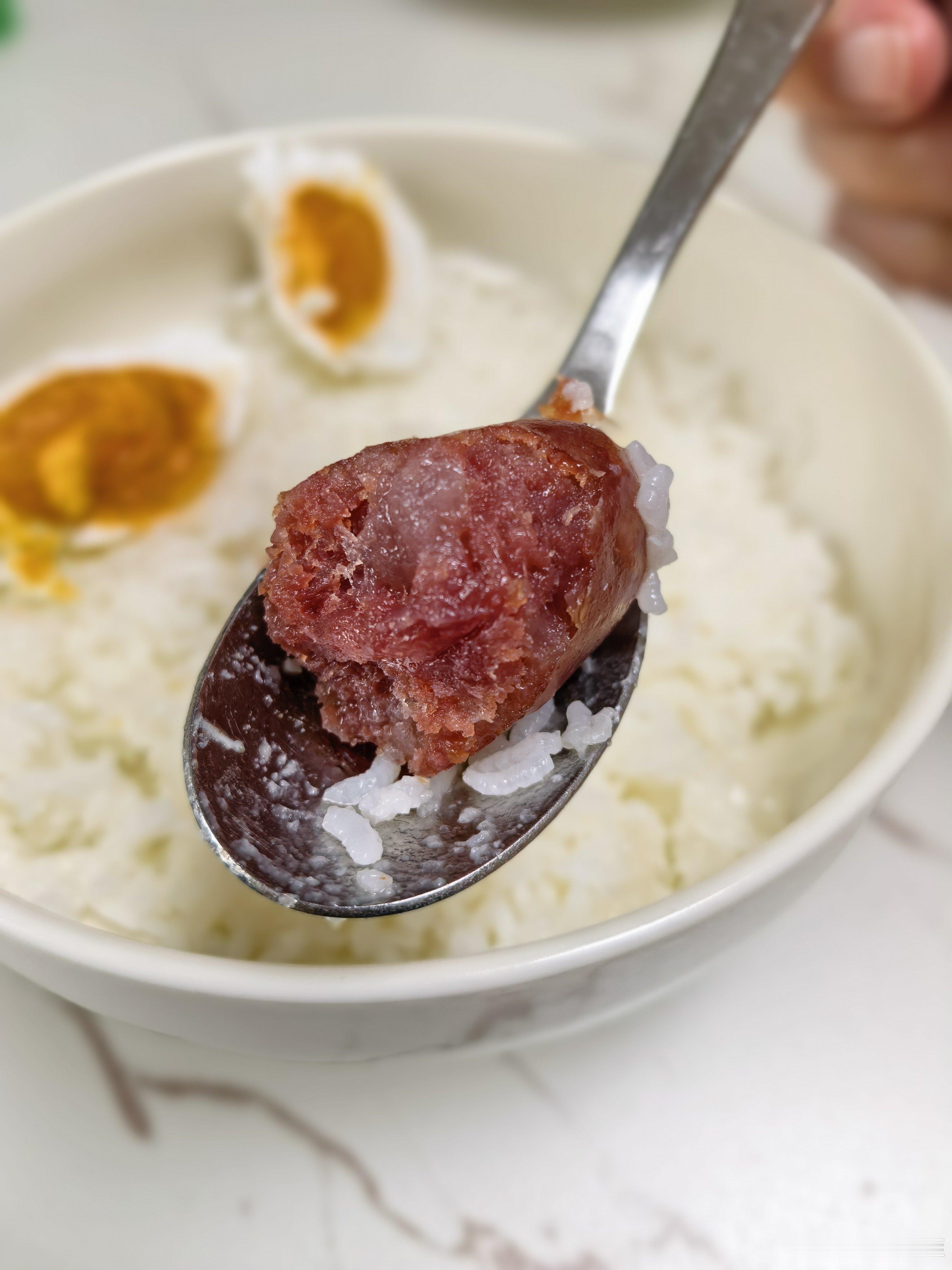 是日早餐……腊肠咸蛋蒸饭，配牛腩青菜汤 