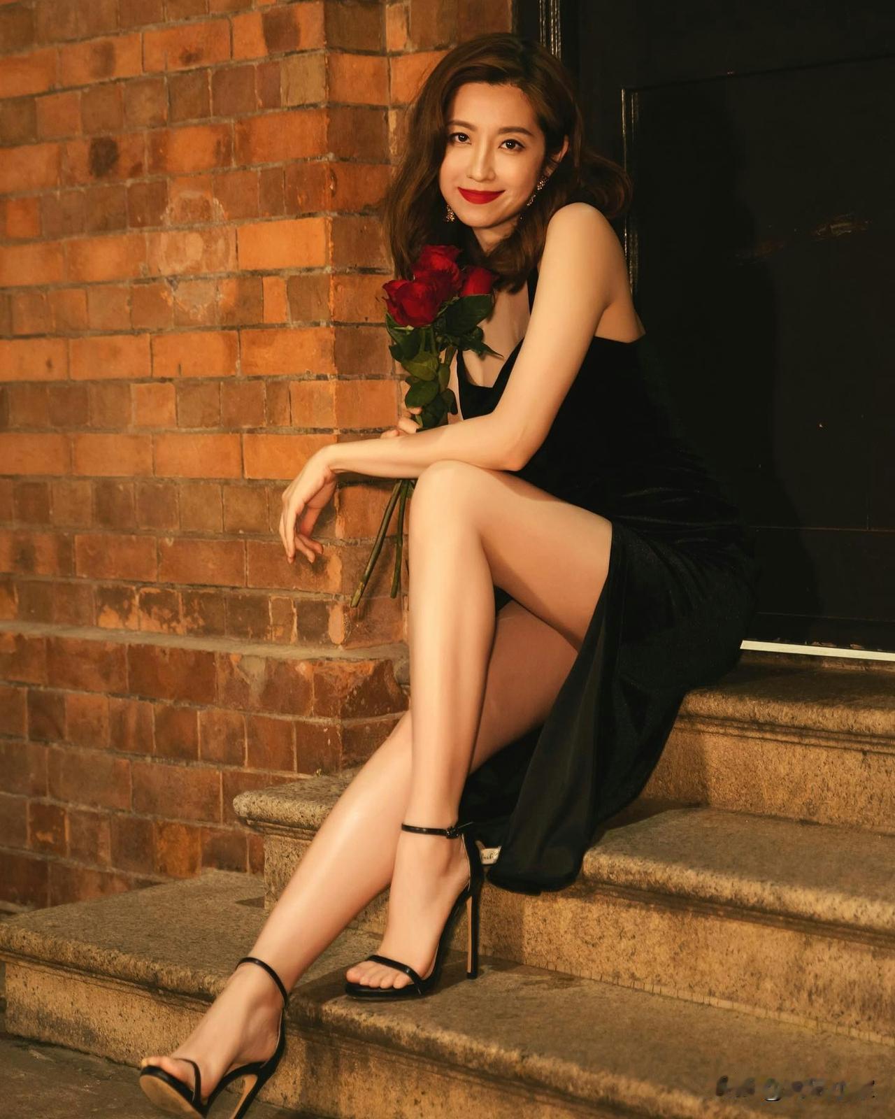 TVB花旦屡传婚变婚姻状况成谜　与粉丝合照竟肚凸凸惹怀孕猜测
有「TVB最索人妻