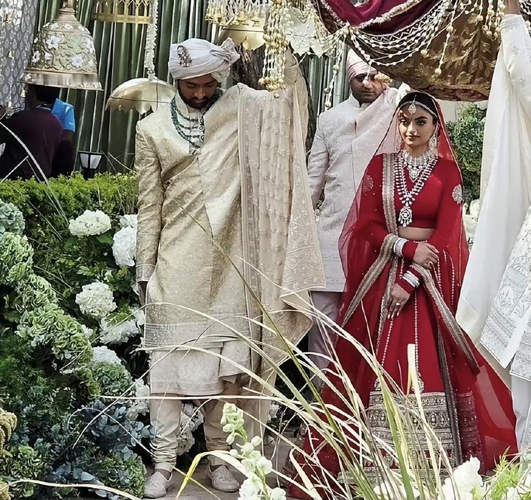 印度富二代挺会玩的，耗资60亿卢比举办盛大婚礼包下度假岛连庆三天，还邀请了罗佩茨