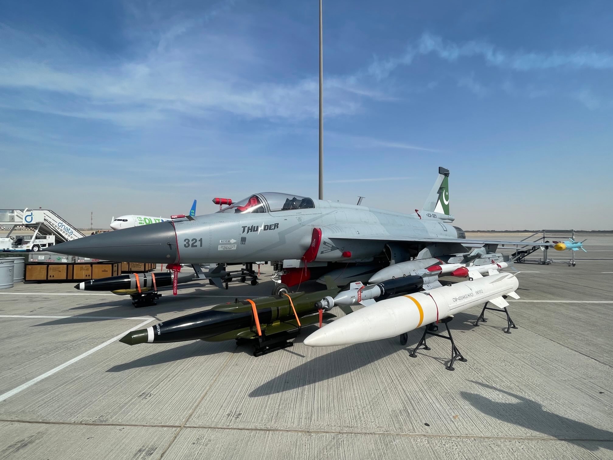 2025迪拜航展，巴基斯坦派出的JF-17C除了携带了PL12E，也带了PL-1