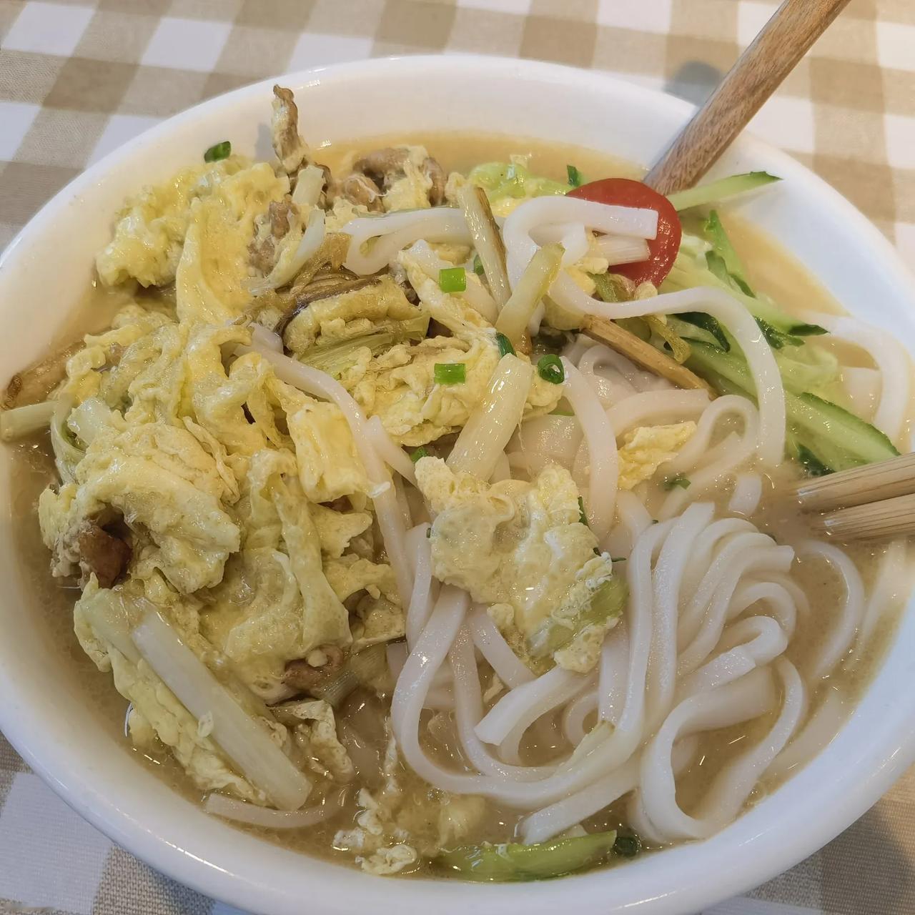 我是湖南码子粉的忠实爱好者，今天上午在武昌杨园南路吃到了武汉正宗湖南码子粉[赞]