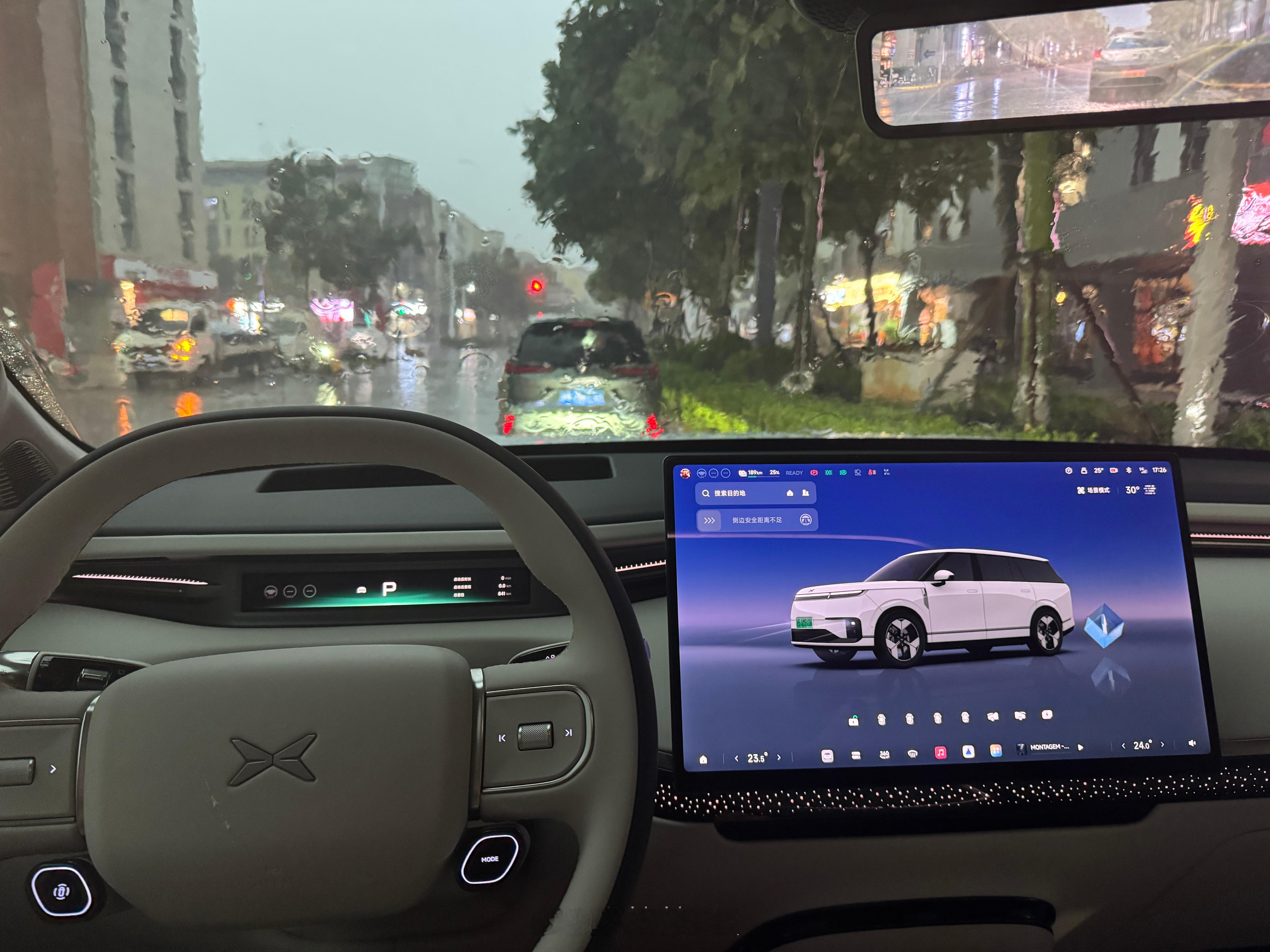 太大了这雨！不是说好了，梅雨都是文火慢炖嘛，这次怎么下这么大？打伞都没用，湿透了