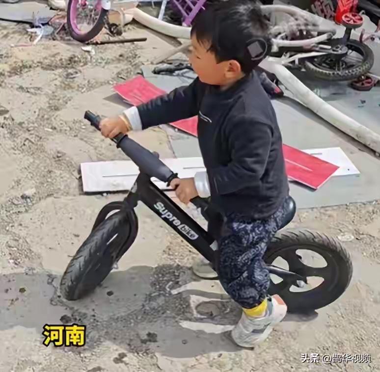 近日，河南一男孩路过废品收购站时，一眼相中了一辆平衡车，问价后果断花9元拿下！家