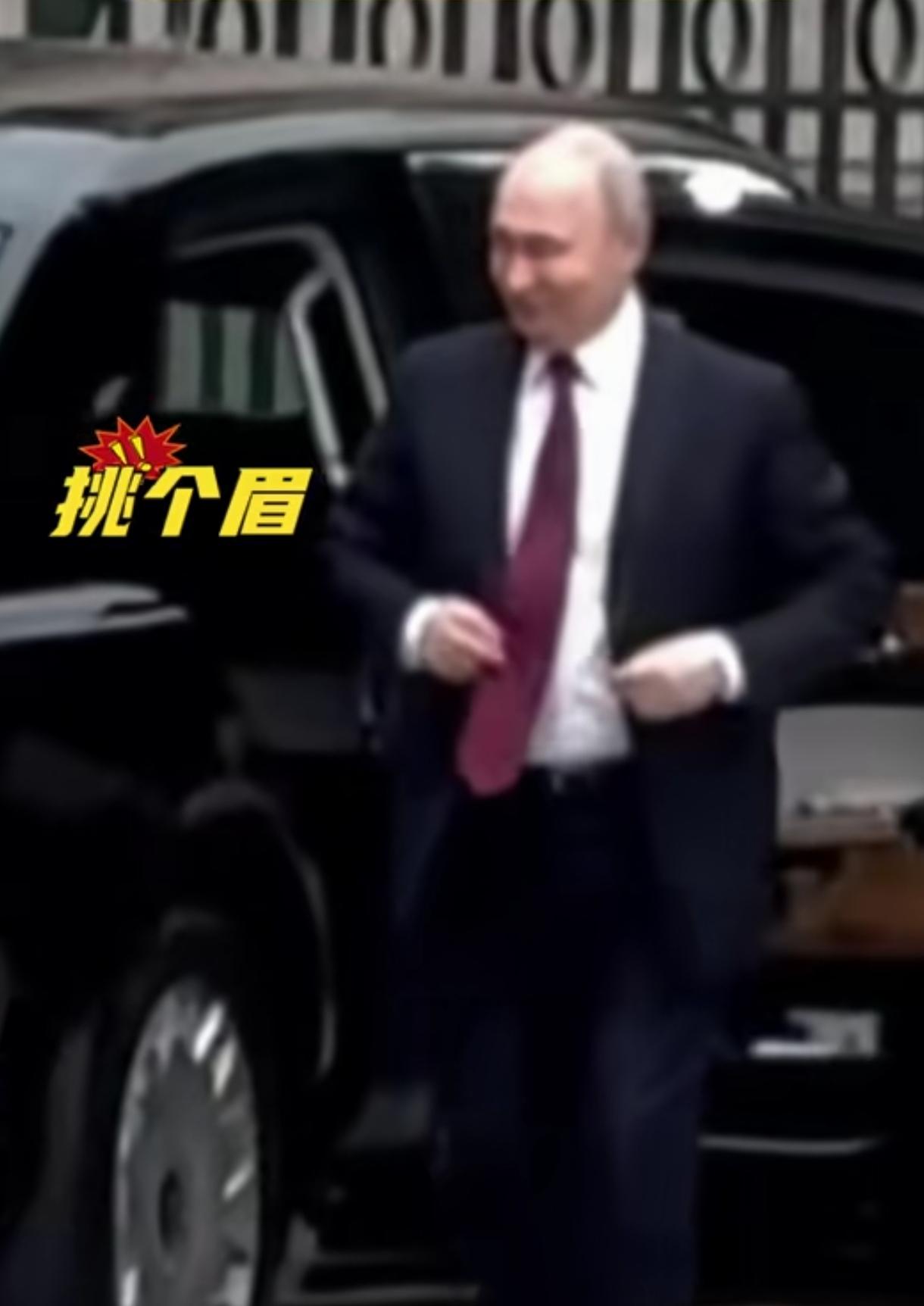 今晚军乐团的每一个人都应该加一个鸡腿！​因为，今天早上，普京在人民大会堂东门外广