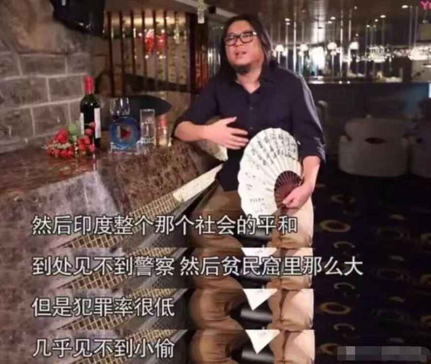 很久以前我就看他不顺眼，那一小撮胡子配上一坨大圆脸，真的很恶心。

每次在电视上