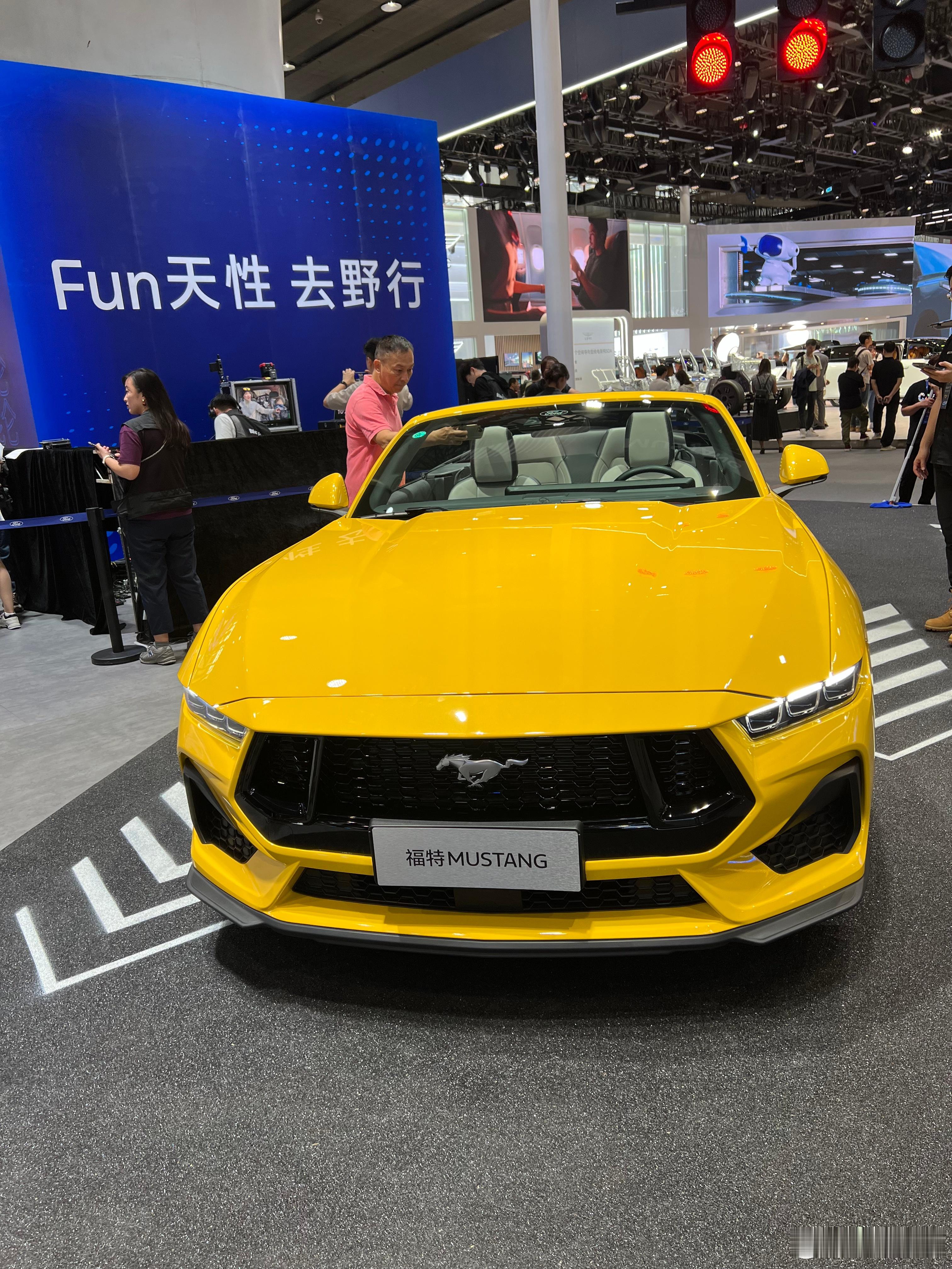 福特的MUSTANG敞篷小跑，43.98万起。国内为啥迟迟没有新势力车企致敬这类