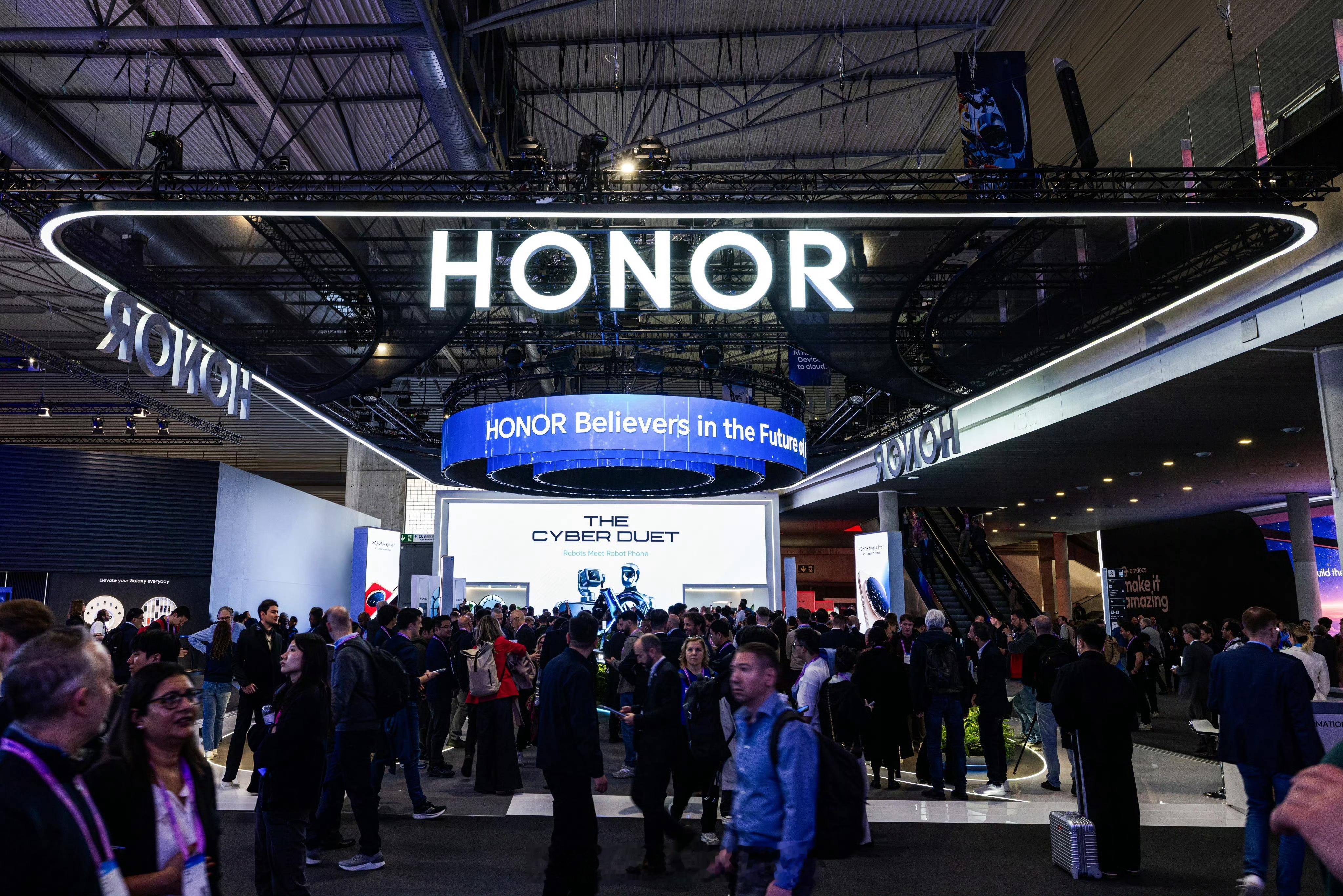 荣耀与张雪机车官宣合作 国产技术控们这波真的赢麻了！荣耀官宣牵手WSBK赛场上的