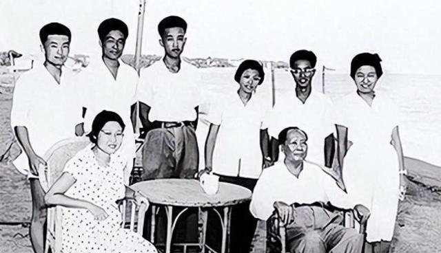 70年，朱道来因癌去世，临终前给贺家写了封信：幸好贺子珍不知道。

当“毛主席当