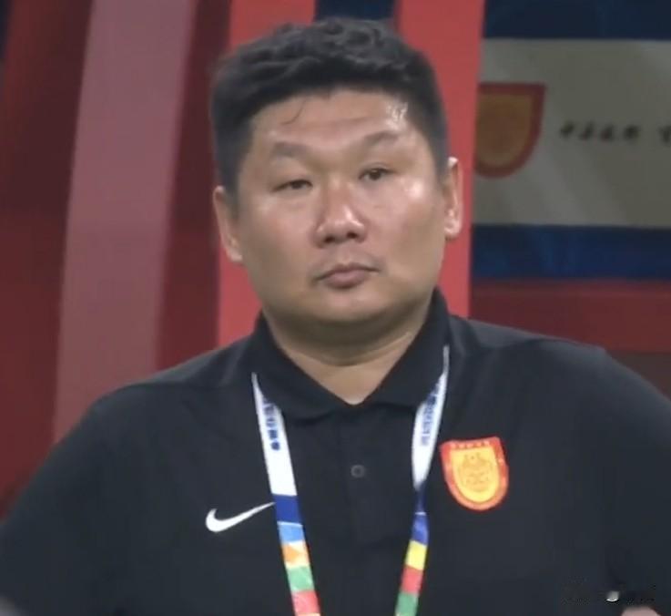 俗话说“姜还是老的辣”，在“一年级学生硬刚四冠王”这场比赛里，从铜梁龙主教练的排