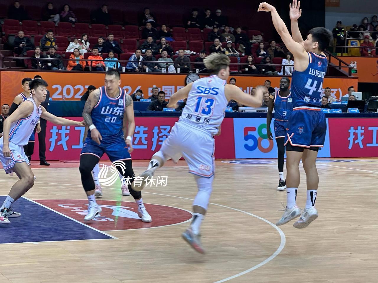 高速男篮主场拿下福建，避免连败，赛后主教练丁伟表示，这是一场久违的胜利，“现在是