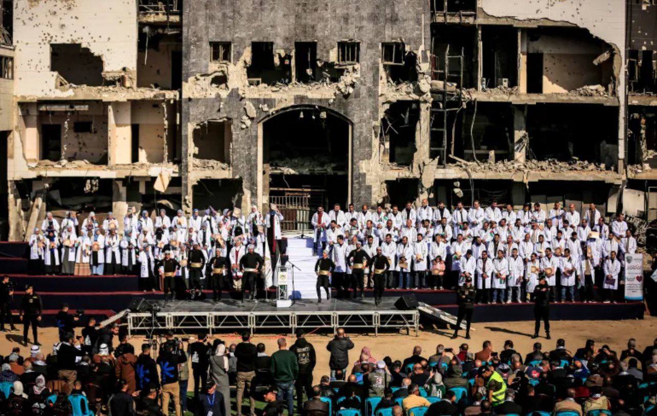 加沙种族灭绝 在被以色列轰炸的加沙希法医院 ，168名巴勒斯坦医生举行毕业典礼。