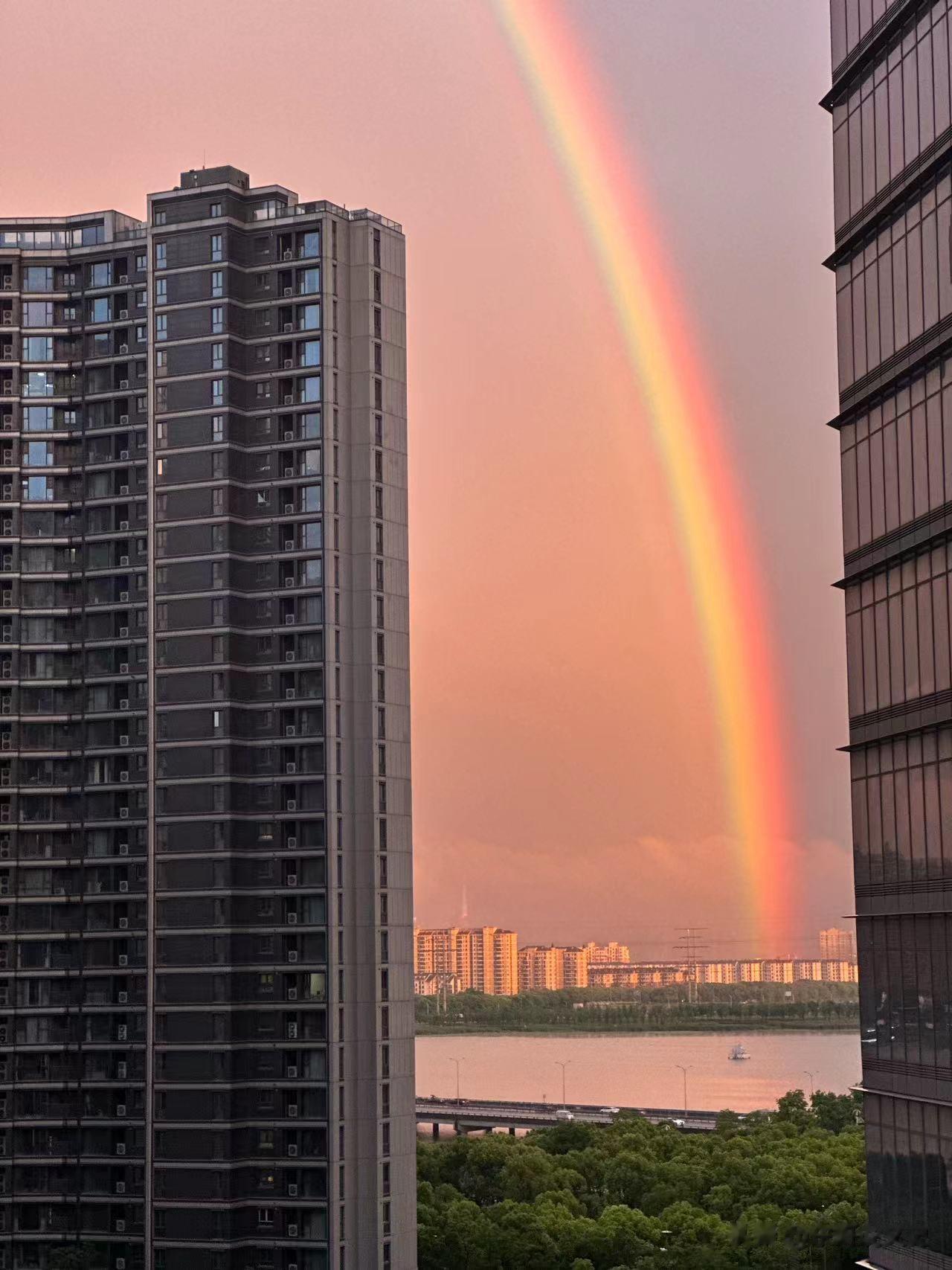
五月的苏州
雨后天晴
一道彩虹横空而出
让下班的市民
倍感欢喜
他们用自己的手