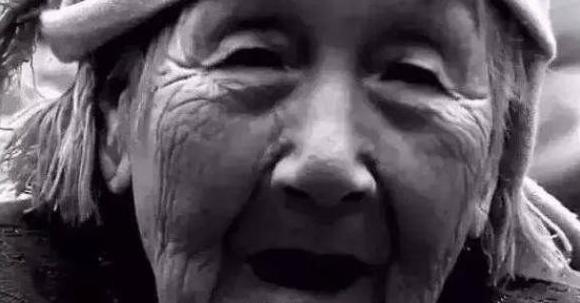 1943年，慰安妇曹黑毛生下了鬼子的儿子，随后，将婴儿扔在了冰冷的山洞里，哭喊着