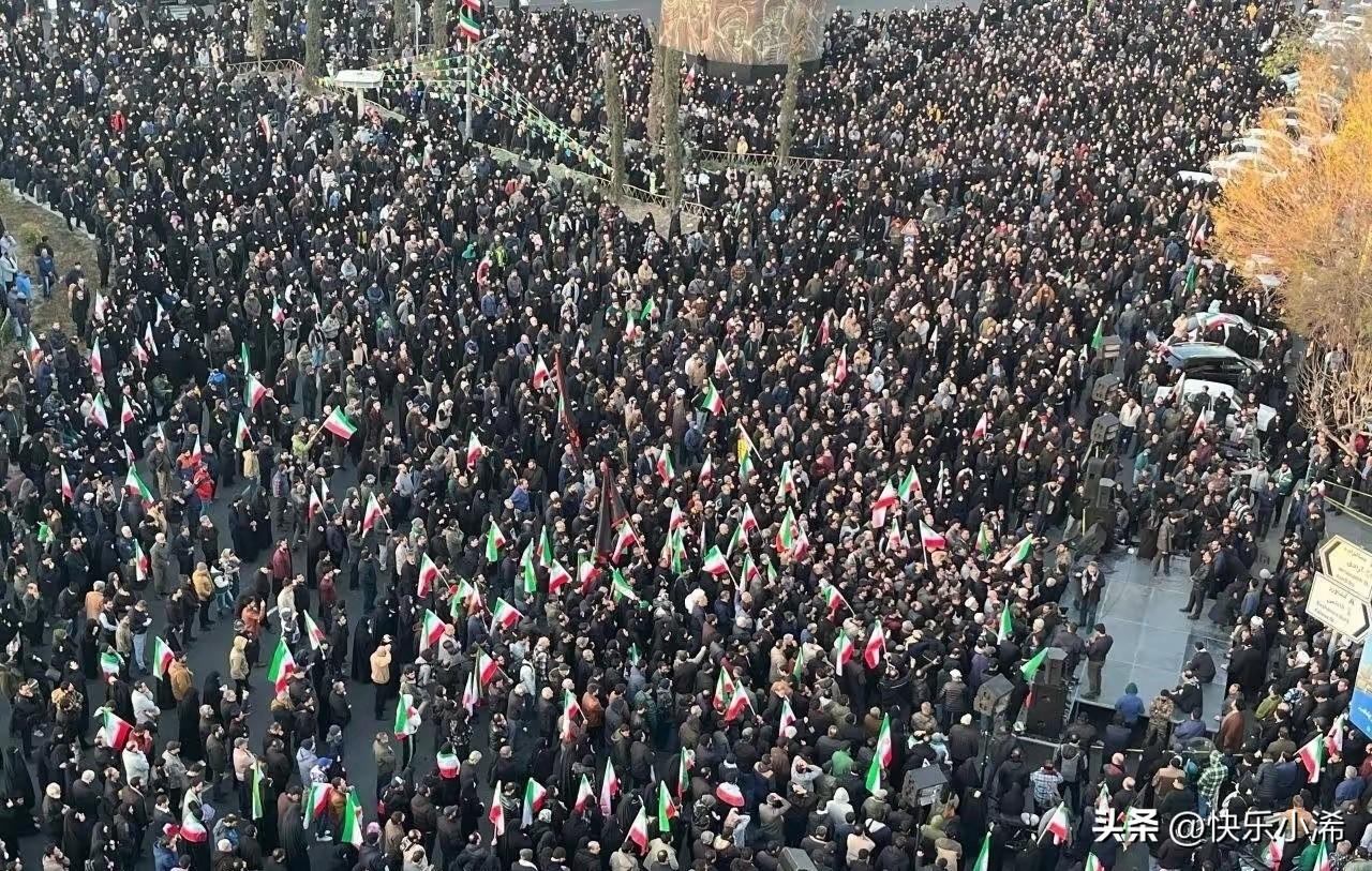 德黑兰街头聚集了大量民众，现场情绪十分激昂。这些民众完全没有任何推翻政权的想法，