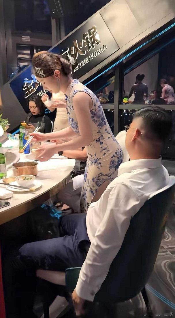 眼镜男这时脑子里在想什么呢 