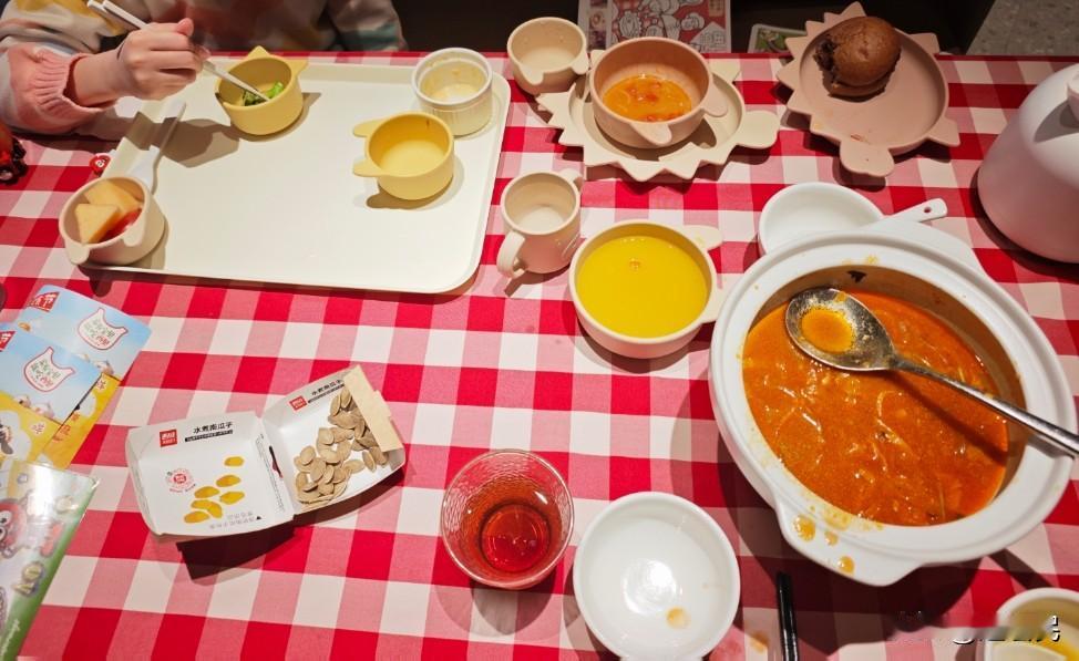 中午吃的西贝的菜单，给孩子点的餐是主要，大人就是过来陪吃的，哈哈哈[允悲]，这个