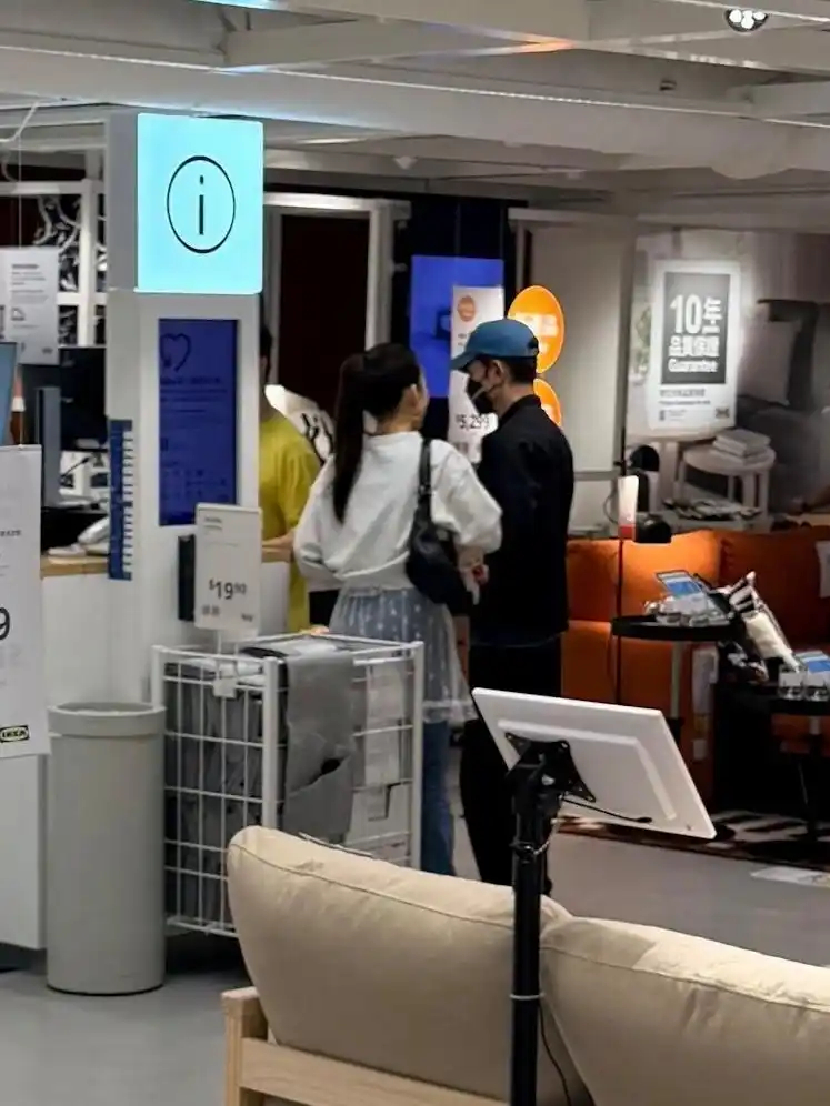 偶遇郭富城带老婆买家具，方媛光顾着看手机 