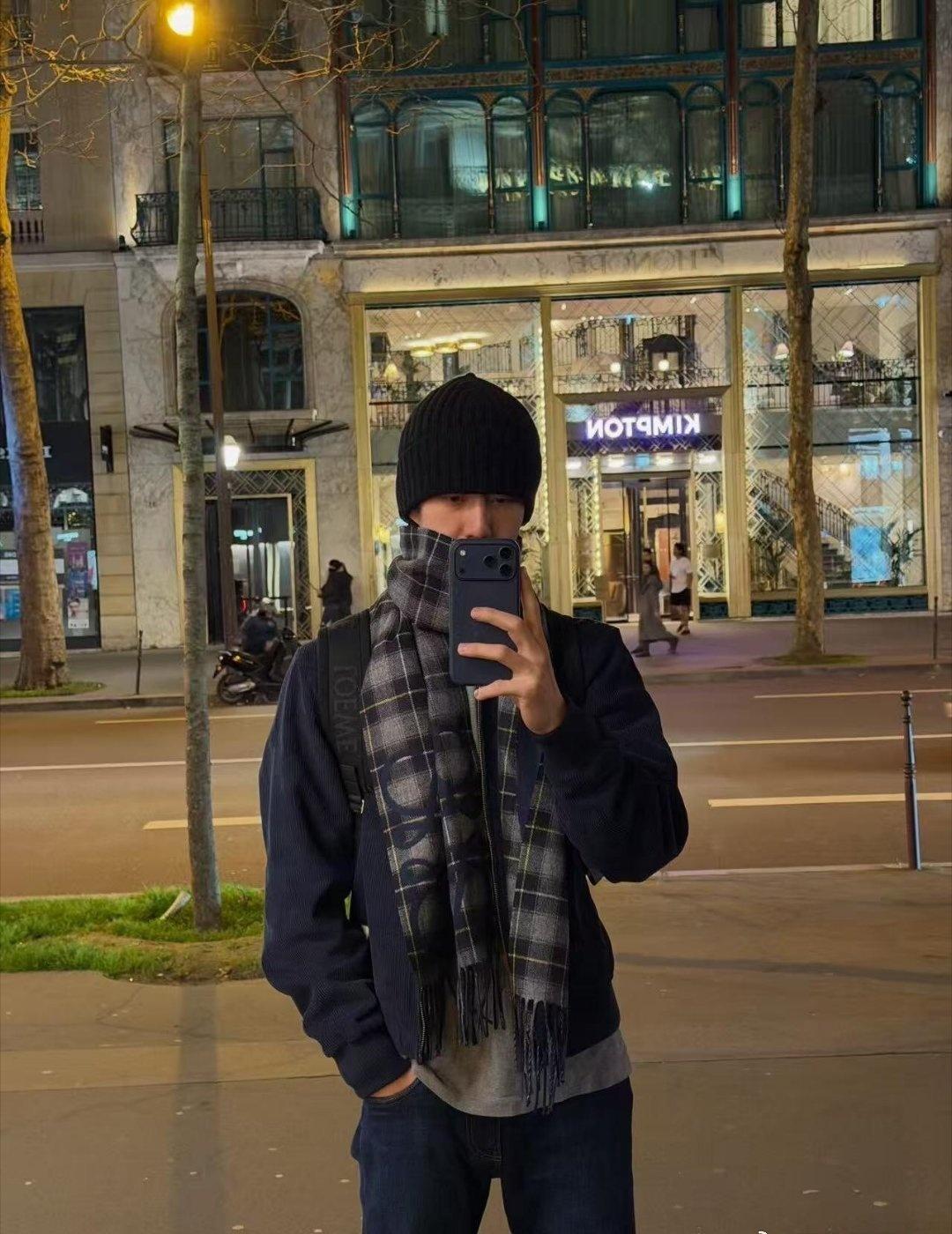 巴黎时装周的温柔营业，卷发冷帽氛围感拉满，构图与光影尽显审美，这份松弛与真诚，直