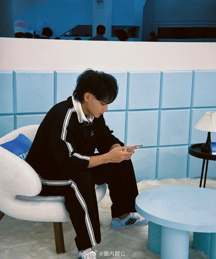 黄子韬卸任龙韬娱乐执行董事据天眼查信息显示，近日，北京龙韬娱乐文化有限公司发生工