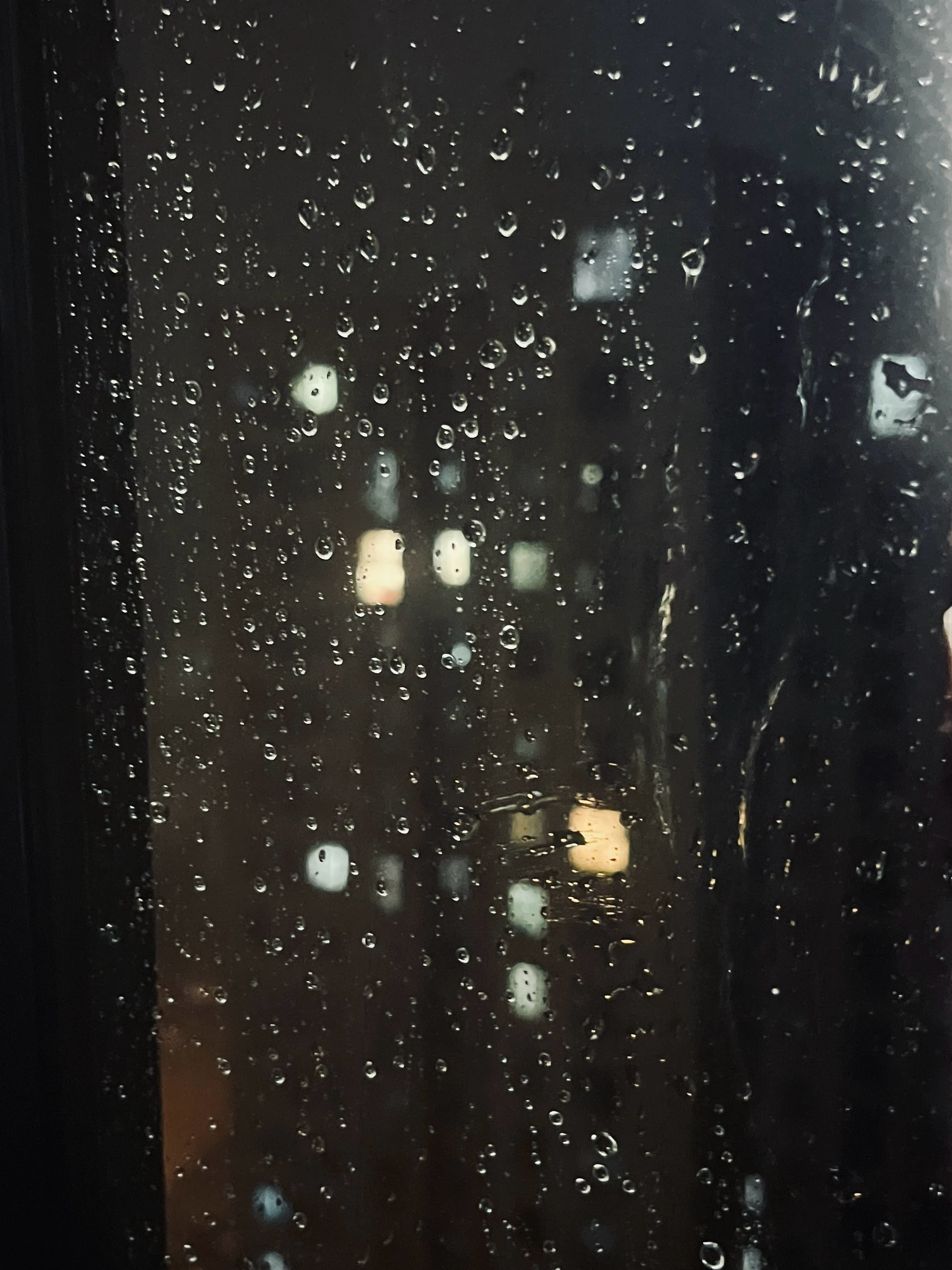 窗外在刮风下雨打雷 心情好好希望明天早上睡醒还在下雨～ 