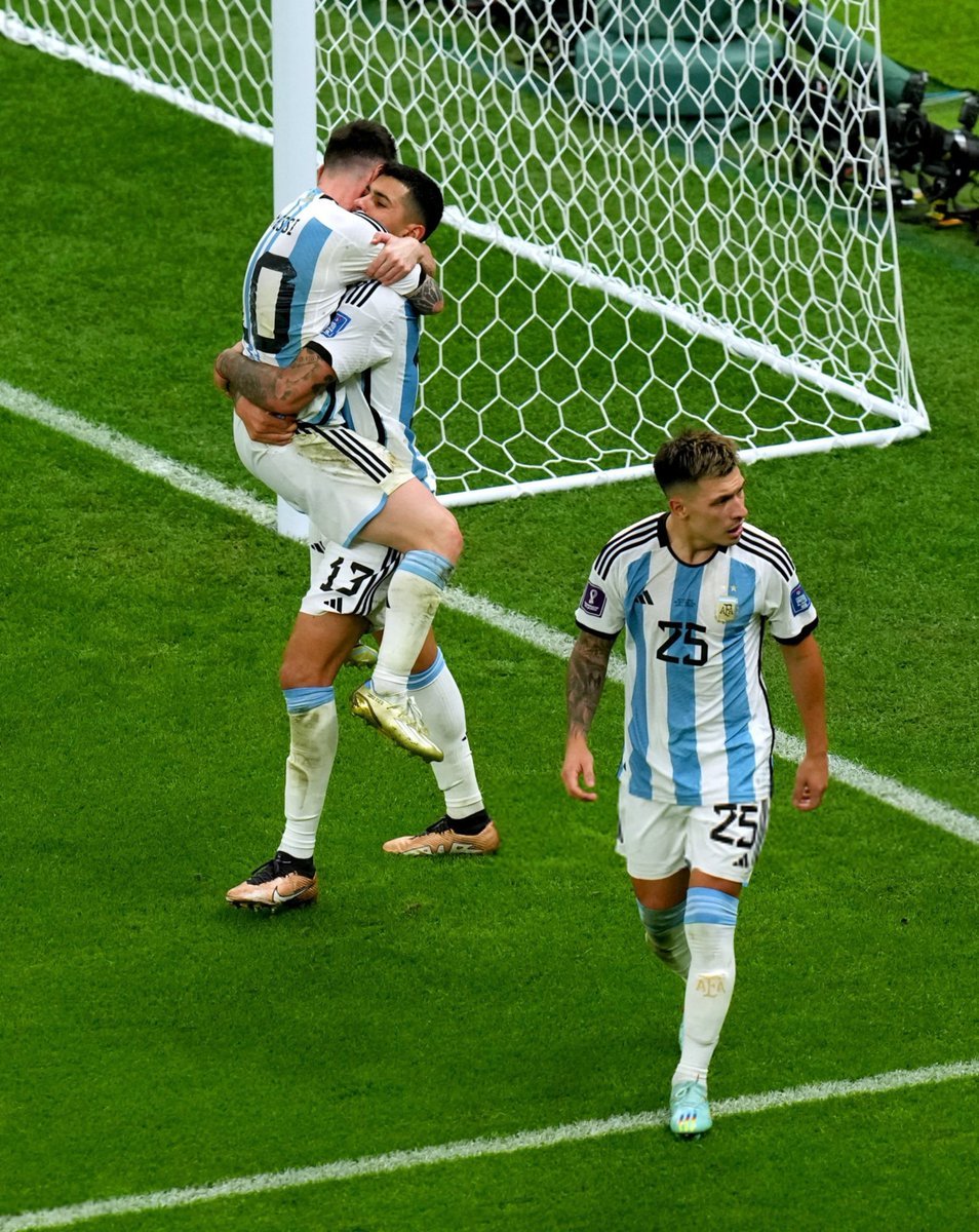 罗梅罗谈梅西🎙️：“我们总是喜欢拥有梅西，他是我们的偶像。”“和梅西一起踢球真