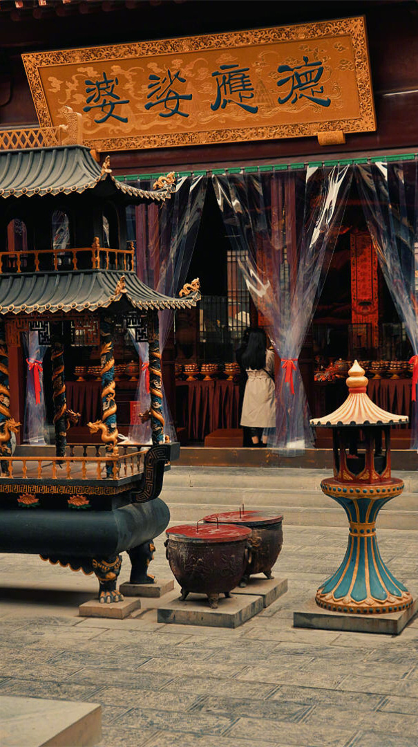 慢慢的才知道：人这一辈子，要经得起谎言，受得了敷衍，忍得住欺骗，忘得了诺言。慢慢