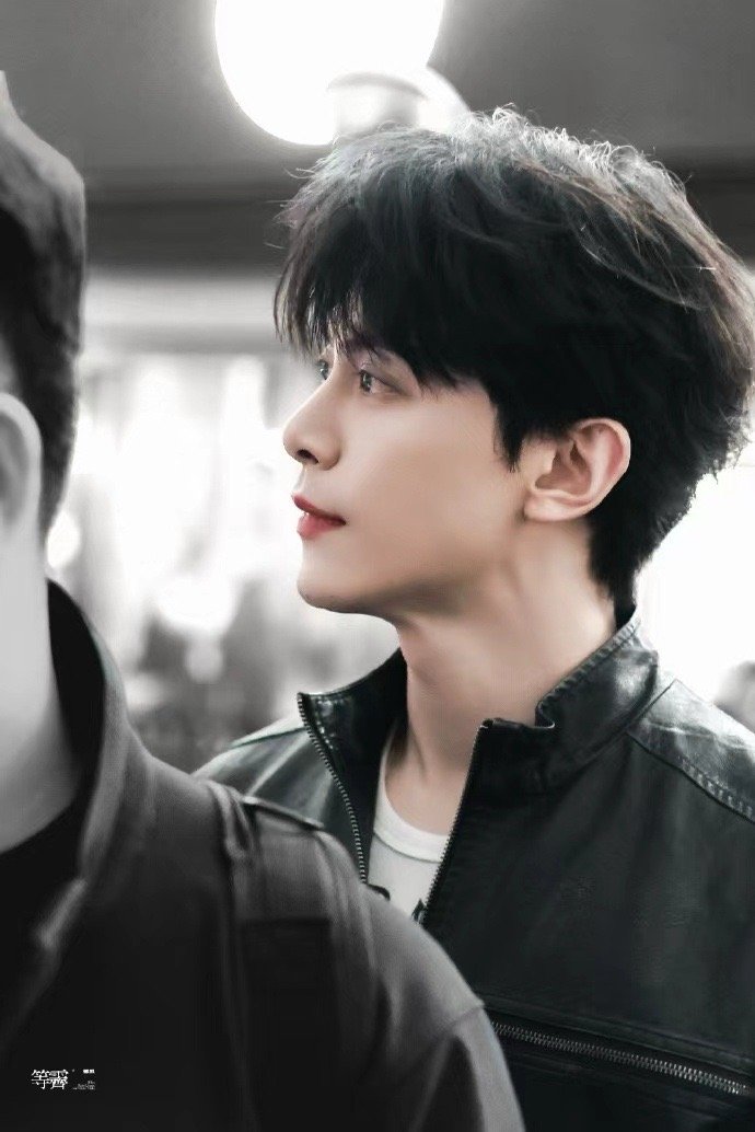 邓凯的反差感邓凯走机场邓凯的反差感，邓凯走机场，剧里的疯批人设剧外i人小狗，谁懂